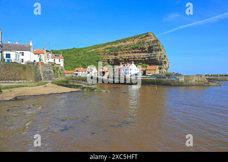 Staithes RNLI e Runswick scialuppa di salvataggio al di sotto della stazione Cowbar Neb, Staithes, North Yorkshire, North York Moors National Park, Inghilterra, Regno Unito. Foto Stock