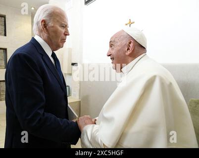 Savelletri di Fasano, Italia. 14 giugno 2024. Papa Francesco incontra l'U. Il presidente Joe Biden al vertice del G7 presso il resort Borgo Egnazia a Savelletri di Fasano, Italia, il 14 giugno 2024. Papa Francesco si unisce ai leader internazionali nella seconda giornata del G7 in Puglia, rendendolo il primo pontefice a partecipare a tale evento. Foto di (EV) Vatican Media /ABACAPRESS. COM credito: Abaca Press/Alamy Live News Foto Stock