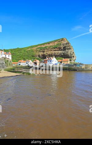 Staithes RNLI e Runswick scialuppa di salvataggio al di sotto della stazione Cowbar Neb, Staithes, North Yorkshire, North York Moors National Park, Inghilterra, Regno Unito. Foto Stock