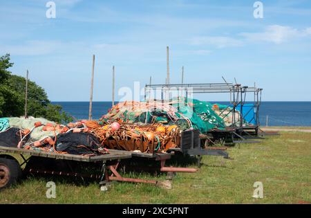 Pesca artigianale a Skane, Svezia. Carretti con corde, reti da pesca e boe vicino al mare. Foto Stock