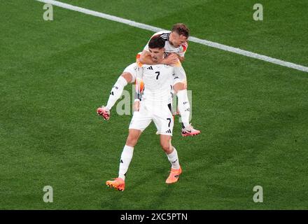 Il tedesco Kai Havertz (a sinistra) festeggia con Joshua Kimmich dopo aver segnato il terzo gol della partita dal posto di rigore durante la partita UEFA Euro 2024 di gruppo A alla Munich Football Arena di Monaco, Germania. Data foto: Venerdì 14 giugno 2024. Foto Stock