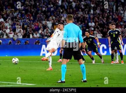 Il tedesco Kai Havertz segna il terzo gol della partita dal punto di rigore durante la partita UEFA Euro 2024 del gruppo A alla Monaco Football Arena di Monaco, Germania. Data foto: Venerdì 14 giugno 2024. Foto Stock