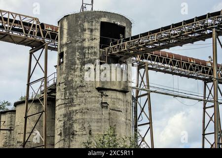 stabilimento industriale sul lungomare di haverstraw, new york, lungo il fiume ave (produzione di cemento da cava), movimento del nastro elevatore industriale del silo del grano Foto Stock