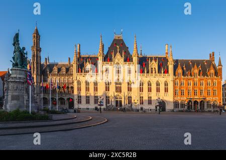 Veduta generale del Provinciaal Hof, tribunale provinciale, sul mercato di Bruges, Belgio Foto Stock