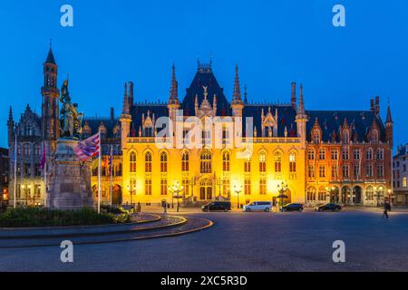 Veduta notturna del Provinciaal Hof, tribunale provinciale, sul Markt di Bruges, Belgio Foto Stock