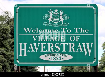 Haverstraw, New York - 9 giugno 2024: Benvenuto al Village of Haverstraw Incorporated 1854 cartello a Rockland County, New York. Foto Stock