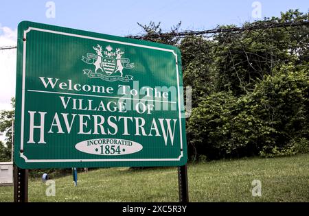 Haverstraw, New York - 9 giugno 2024: Benvenuto al Village of Haverstraw Incorporated 1854 cartello a Rockland County, New York. Foto Stock