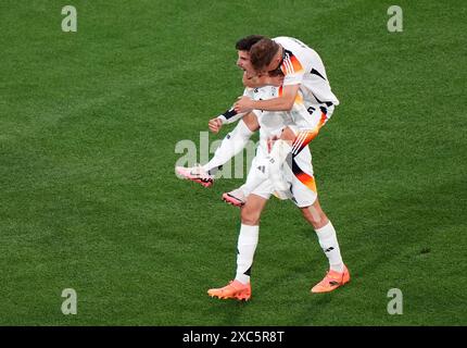 Il tedesco Kai Havertz (a sinistra) festeggia con Joshua Kimmich dopo aver segnato il terzo gol della partita dal posto di rigore durante la partita UEFA Euro 2024 di gruppo A alla Munich Football Arena di Monaco, Germania. Data foto: Venerdì 14 giugno 2024. Foto Stock