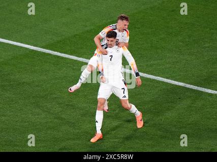 Il tedesco Kai Havertz (a sinistra) festeggia con Joshua Kimmich dopo aver segnato il terzo gol della partita dal posto di rigore durante la partita UEFA Euro 2024 di gruppo A alla Munich Football Arena di Monaco, Germania. Data foto: Venerdì 14 giugno 2024. Foto Stock