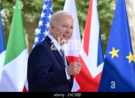 Savelletri di Fasano, Italia. 13 giugno 2024. U. Il Presidente Joe Biden firma il libro degli ospiti durante la cerimonia di arrivo del 50° G7 Summit presso il resort Borgo Egnazia, 13 giugno 2024, a Savelletri di Fasano, Italia. Crediti: Presidenza del Consiglio/G7 Italia 2024/Alamy Live News Foto Stock