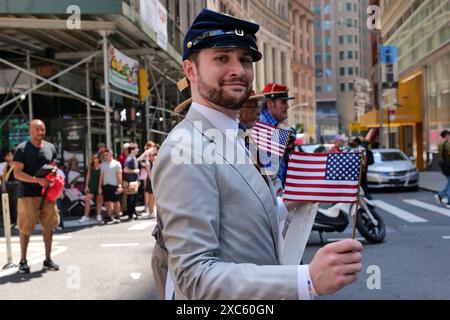 New York, New York, Stati Uniti. 14 giugno 2024. I figli dei veterani dell'Unione della guerra civile partecipano alla Flag Day Parade. Parade ha marciato lungo Lower Broadway per una cerimonia alla Fraunces Tavern, l'edificio più antico di New York. Il giorno della bandiera commemora l'adozione della bandiera nazionale nel 1777. Il presidente Woodrow Wilson emise un proclama che stabilì il 14 giugno come Flag Day nel maggio 1916. Nel 1949 il presidente Truman rese ufficialmente il Flag Day un giorno di osservanza nazionale. (Credit Image: © Milo Hess/ZUMA Press Wire) SOLO PER USO EDITORIALE! Non per USO commerciale! Foto Stock