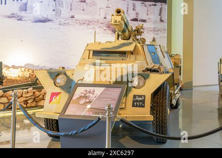 Royal Tank Museum, Amman, Giordania - 4 maggio 2024: Storico obice da montagna britannico QF da 3,7 pollici esposto al Royal Tank Museum, Giordania, in mostra Foto Stock