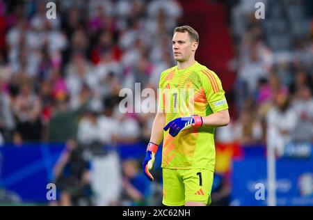 Torwart Manuel Neuer Germania schaut zu, UEFA EURO 2024 - gruppo A, Germania vs Scozia, Fussball Arena München AM 14. Giugno 2024 a München, Deutschland. Foto von Silas Schueller/DeFodi Images Torwart Manuel Neuer Germania guarda sopra, UEFA EURO 2024 - gruppo A, Germania vs Scozia, Monaco di Baviera Football Arena il 14 giugno 2024 a Monaco di Baviera, Germania. Foto di Silas Schueller/DeFodi Images Defodi-738 738 GERSCO 20240614 308 *** il portiere Manuel Neuer Germania guarda, UEFA EURO 2024 gruppo A, Germania vs Scozia, Munich Football Arena il 14 giugno 2024 a Monaco di Baviera, Germania foto di Silas Schueller DeFodi Images Go Foto Stock