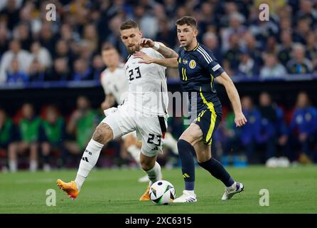 Monaco, Ger. 14 giugno 2024. GER, Monaco, alla Munich Football Arena, 14.06.2024, calcio, Campionato europeo, apertura, prima partita, Germania - Scozia, f.l. Robert Andrich (Germania, 23) e Ryan Christie (Scozia, 11) crediti: HMB Media/Alamy Live News Foto Stock