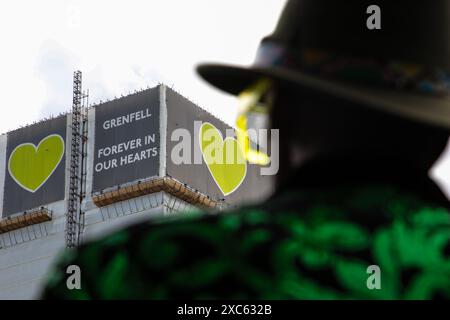 Londra Regno Unito 14 giugno 2024. Un uomo guarda Grenfell Tower nel settimo anniversario della tragedia più letale dai tempi di World WII, credito: Thabo Jaiyesimi/Alamy Live News Foto Stock