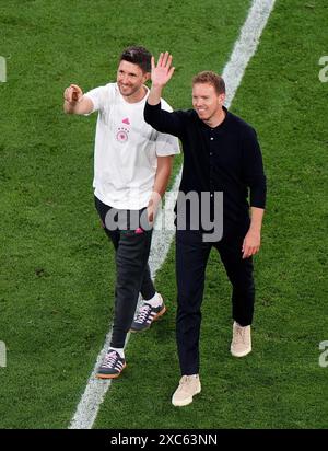 Allenatore Tedesco Julian Nagelsmann (a Destra) Con L'assistente ...