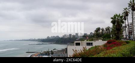 Lima, Perù - luglio 30 2023: Giornata nuvolosa al Mirador della città di Lima nella zona di Miraflores Foto Stock