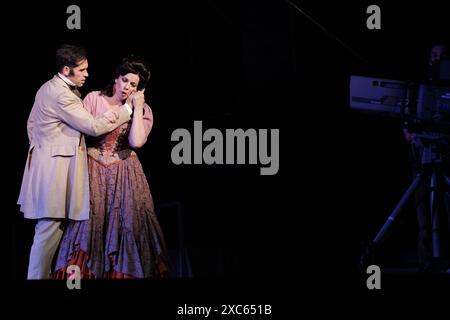 I cantanti si esibiscono durante la rappresentazione dell'opera «Dona Francisquita» (Miss Francisquita) del compositore spagnolo Amadeo Vives sul palco dello Zarzue Foto Stock