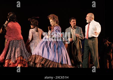 I cantanti si esibiscono durante la rappresentazione dell'opera «Dona Francisquita» (Miss Francisquita) del compositore spagnolo Amadeo Vives sul palco dello Zarzue Foto Stock