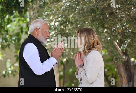 Savelletri di Fasano, Italia. 14 giugno 2024. Il primo Ministro indiano Narendra modi, a sinistra, saluta il primo Ministro italiano Giorgia Meloni con il tradizionale saluto indiano Namaste durante la cerimonia di arrivo per l'ampliato vertice del G7 presso il resort Borgo Egnazia, 14 giugno 2024, a Savelletri di Fasano, Italia. Crediti: Presidenza del Consiglio/G7 Italia 2024/Alamy Live News Foto Stock