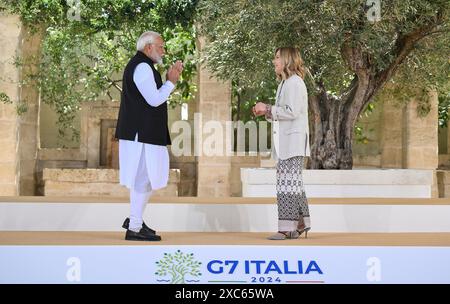 Savelletri di Fasano, Italia. 14 giugno 2024. Il primo Ministro indiano Narendra modi, a sinistra, saluta il primo Ministro italiano Giorgia Meloni con il tradizionale saluto indiano Namaste durante la cerimonia di arrivo per l'ampliato vertice del G7 presso il resort Borgo Egnazia, 14 giugno 2024, a Savelletri di Fasano, Italia. Crediti: Presidenza del Consiglio/G7 Italia 2024/Alamy Live News Foto Stock