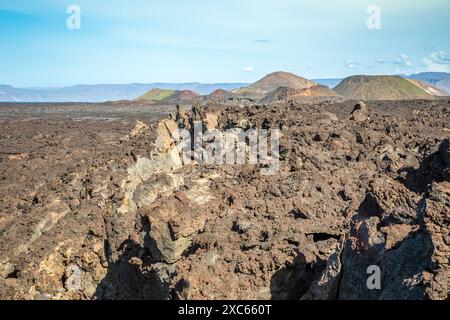 Le fessure di Ardoukoba sfogano il cono del cratere vulcanico con campi di lava e crepe di terra in primo piano, Tajourah Djibouti Foto Stock