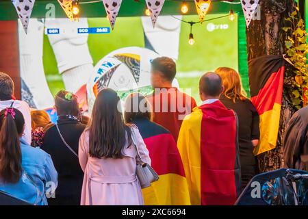 Public Viewing an der Leopoldstraße, Eröffnungsspiel Deutschland gegen Schottland, UEFA EURO 2024, München, 14. Juni 2024 Deutschland, München, 14. Juni 2024, deutsche Fußballfans beim Public Viewing an der Eröffnungsspiel beim Leopoldstraße Deutschland gegen Schottland, Endstand 5:1, hier in der ersten Halbzeit beim Stand von 2:0, Fußballfreunde mit Deutschlandfahnen bei der Live-Übertragung im Außenbereich einer Gastwirtschaft, die Fußball-Europameisterschaft dauert bis zum 14. Juli, Fußball, Sport, *** proiezione pubblica a Leopoldstraße, partita di apertura Germania contro Scozia, UEFA EURO 2024, Muni Foto Stock