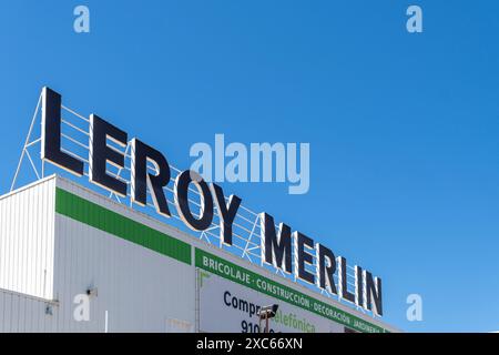 Palma de Mallorca, Spagna; 4 giugno 2024: Facciata principale di un negozio della multinazionale del fai da te Leroy Merlin. Palma di Maiorca, Spagna Foto Stock