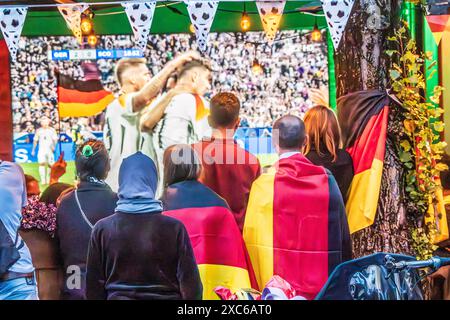 Public Viewing an der Leopoldstraße, Eröffnungsspiel Deutschland gegen Schottland, UEFA EURO 2024, München, 14. Juni 2024 Deutschland, München, 14. Juni 2024, deutsche Fußballfans beim Public Viewing an der Eröffnungsspiel beim Leopoldstraße Deutschland gegen Schottland, Endstand 5:1, hier in der ersten Halbzeit: deutsche Nationalspieler jubeln über das 2:0, Fußballfreunde mit Deutschlandfahnen bei der Live-Übertragung im Außenbereich einer Gastwirtschaft, die Fußball-Europameisterschaft dauert bis zum 14. Juli, Fußball, Sport, *** visione pubblica a Leopoldstraße, partita di apertura Germania vs. SCO Foto Stock