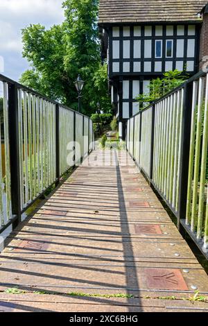 L'Alphabet Bridge e la Worsley Packet House, presso il Bridgewater Canal a Worsley, Salford, Greater Manchester, Inghilterra, Regno Unito Foto Stock