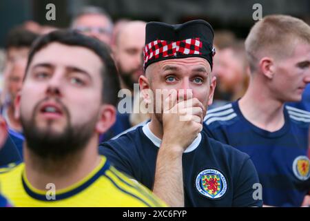 Glsgow, Regno Unito. 14 giugno 2024. Centinaia di tifosi scozzesi hanno partecipato alla Fans zone di Calton, vicino al centro di Glasgow, per assistere alla partita di apertura del torneo di calcio EURO 2024 tra la Germania, la nazione ospitante e la Scozia. I tifosi partecipanti hanno vissuto tutte le emozioni da, orgoglio, felicità a delusione, dato che il punteggio finale è stato Germania 5 - 1 Scozia. Crediti: Findlay/Alamy Live News Foto Stock