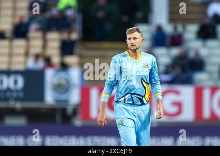 Joe Root si prepara al Bowl, disputato a Birmingham il 14 giugno 2024 durante il Vitality Blast match tra Warwickshire Bears e Yorkshire Vikings, AT Foto Stock