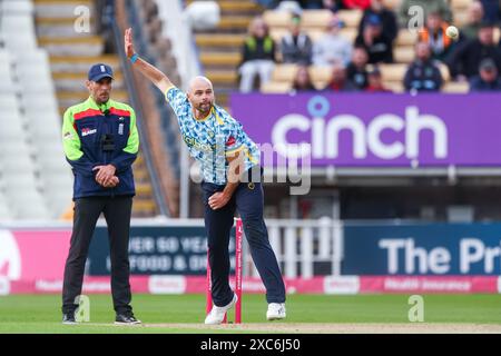 Jake Lintott in action bowling svoltosi a Birmingham il 14 giugno 2024 durante il Vitality Blast match tra Warwickshire Bears e Yorkshire Vikings Foto Stock