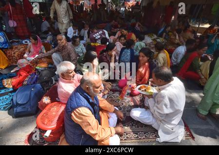 Gandarbal, India. 14 giugno 2024. I devoti indù pregano durante il festival annuale "Mela Kheer Bhawani" in un tempio nel villaggio di Tull Mulla, alla periferia di Srinagar. (Foto di Mubashir Hassan/Pacific Press) credito: Pacific Press Media Production Corp./Alamy Live News Foto Stock