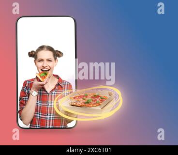 Ordinazione online di cibo. Donna con pizza sullo schermo dello smartphone su sfondo a gradiente di colore Foto Stock