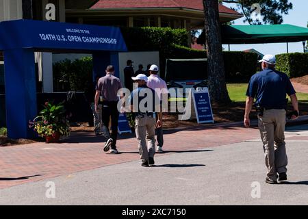 Pinehurst, North Carolina, Stati Uniti. 11 giugno 2024. Tiger Woods degli Stati Uniti torna alla club House dopo un'intervista mediatica durante il turno di allenamento di martedì per il 124esimo U.S. Open, 11 giugno 2024, al Pinehurst Resort & Country Club (corso No. 2) a Pinehurst, Carolina del Nord. (Credit Image: © Timothy L. Hale/ZUMA Press Wire) SOLO PER USO EDITORIALE! Non per USO commerciale! Foto Stock