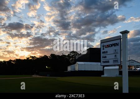 Pinehurst, North Carolina, Stati Uniti. 11 giugno 2024. Il sole sorge sul primo tee prima del round di allenamento di martedì per il 124esimo U.S. Open, 11 giugno 2024, al Pinehurst Resort & Country Club (corso n. 2) a Pinehurst, Carolina del Nord. (Credit Image: © Timothy L. Hale/ZUMA Press Wire) SOLO PER USO EDITORIALE! Non per USO commerciale! Foto Stock