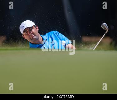 Pinehurst, North Carolina, Stati Uniti. 11 giugno 2024. Scottie Scheffler degli Stati Uniti gioca un tiro da un bunker sulla 15ma buca durante il round di allenamento di martedì per il 124esimo U.S. Open, 11 giugno 2024, al Pinehurst Resort & Country Club (campo n. 2) a Pinehurst, Carolina del Nord. (Credit Image: © Timothy L. Hale/ZUMA Press Wire) SOLO PER USO EDITORIALE! Non per USO commerciale! Foto Stock