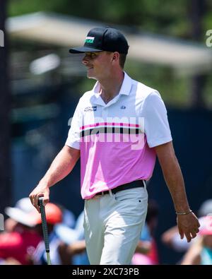 Pinehurst, North Carolina, Stati Uniti. 11 giugno 2024. Il dilettante Luke Clanton degli Stati Uniti esce dal 17° tee durante il round di allenamento di martedì per il 124° U.S. Open, 11 giugno 2024, al Pinehurst Resort & Country Club (campo N. 2) a Pinehurst, Carolina del Nord. (Credit Image: © Timothy L. Hale/ZUMA Press Wire) SOLO PER USO EDITORIALE! Non per USO commerciale! Foto Stock