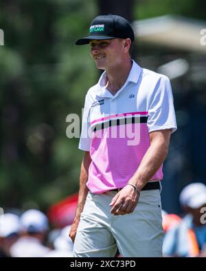 Pinehurst, North Carolina, Stati Uniti. 11 giugno 2024. Il dilettante Luke Clanton degli Stati Uniti esce dal 17° tee durante il round di allenamento di martedì per il 124° U.S. Open, 11 giugno 2024, al Pinehurst Resort & Country Club (campo N. 2) a Pinehurst, Carolina del Nord. (Credit Image: © Timothy L. Hale/ZUMA Press Wire) SOLO PER USO EDITORIALE! Non per USO commerciale! Foto Stock