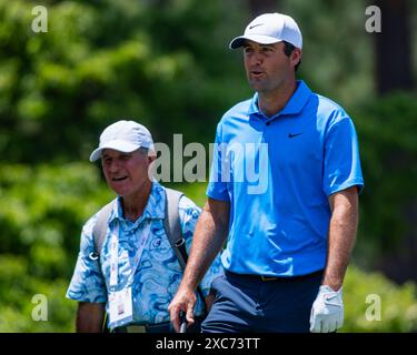 Pinehurst, North Carolina, Stati Uniti. 11 giugno 2024. Scottie Scheffler degli Stati Uniti esce dal 17° tee durante il round di allenamento di martedì per il 124° U.S. Open, 11 giugno 2024, al Pinehurst Resort & Country Club (campo n. 2) a Pinehurst, Carolina del Nord. (Credit Image: © Timothy L. Hale/ZUMA Press Wire) SOLO PER USO EDITORIALE! Non per USO commerciale! Foto Stock