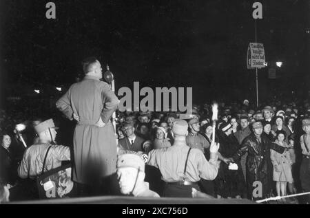 Un uomo che si rivolge alla folla durante la campagna di boicottaggio e propaganda antisemita a livello nazionale che molesta le imprese ebraiche. Foto Stock