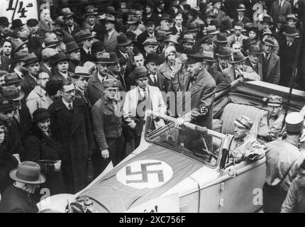 Un uomo in macchina in una strada affollata di Berlino. Questa foto è del 1° aprile 1933, durante la campagna di boicottaggio e propaganda antisemita a livello nazionale che molestava le imprese ebraiche. L'uomo sta incoraggiando la folla a partecipare al boicottaggio. Foto Stock