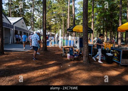 Pinehurst, North Carolina, Stati Uniti. 13 giugno 2024. C'era un sacco di bevande e cibo nell'American Express Food Village lungo il secondo fairway durante il primo round di giovedì per il 124esimo U.S. Open, il 13 giugno 2024, al Pinehurst Resort & Country Club (corso n. 2) a Pinehurst, Carolina del Nord. (Credit Image: © Timothy L. Hale/ZUMA Press Wire) SOLO PER USO EDITORIALE! Non per USO commerciale! Foto Stock