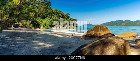 La spiaggia di Castelhanos è circondata da boschi e montagne sull'isola di Ilhabela a San Paolo, la spiaggia di Castelhanos, Ilhabela, San Paolo, Brasile Foto Stock