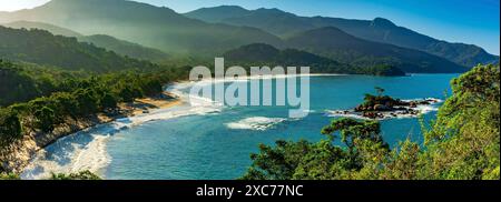 Immagine panoramica della spiaggia di Castelhanos tra il mare, le montagne e le foreste dell'isola di Ilhabela sulla costa di San Paolo, la spiaggia di Castelhanos Foto Stock