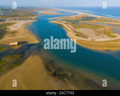 Veduta aerea di un fiume circondato da banchi di sabbia che scorre tranquillamente verso il mare, Fuseta, Fuzeta, Faro, Algarve, Portogallo Foto Stock
