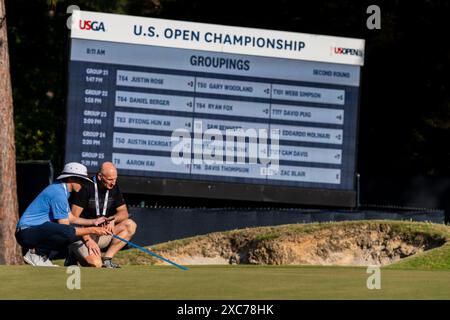 Pinehurst, North Carolina, Stati Uniti. 14 giugno 2024. I funzionari USGA usano un misuratore di stimolazione sul nono green per il secondo round del 124th U.S. Open, 14 giugno 2024, al Pinehurst Resort & Country Club (Course No. 2) a Pinehurst, North Carolina. (Credit Image: © Timothy L. Hale/ZUMA Press Wire) SOLO PER USO EDITORIALE! Non per USO commerciale! Foto Stock