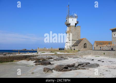 Tour del vecchio faro di Vieille presso la cappella Saint-Pierree presso il Phare d'Eckmuehl o Phare de Penmarchan della Pointe de Saint-Pierre, Penmarch Foto Stock