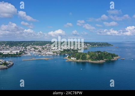 Vista aerea Douarnenez con isola Ile Tristan, dipartimento Finistere Penn ar Bed, regione Bretagne Breizh, Francia Foto Stock